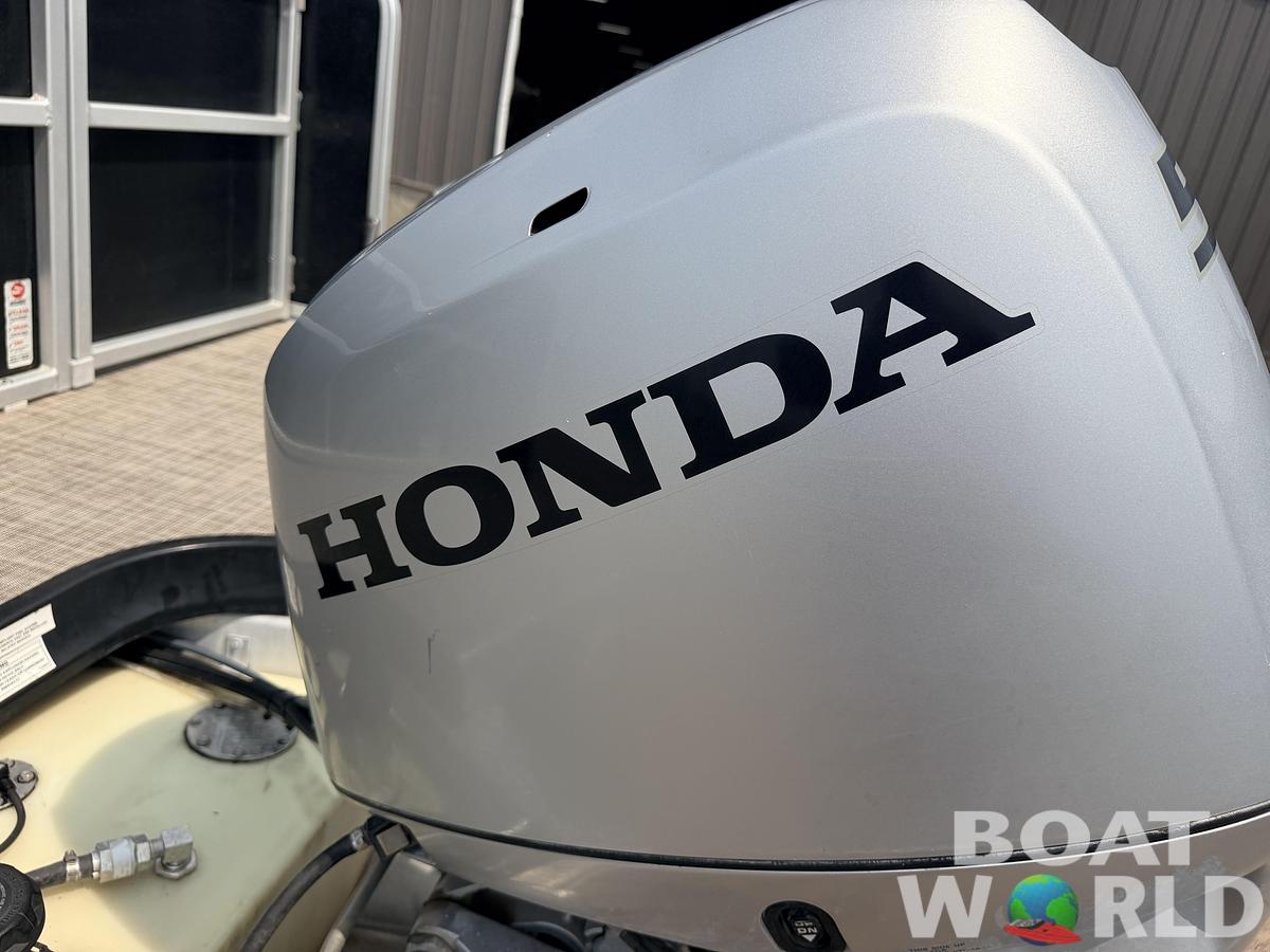 Used 2016 Premier 220 SunSpree & 50HP Honda 4Stroke -$24,995