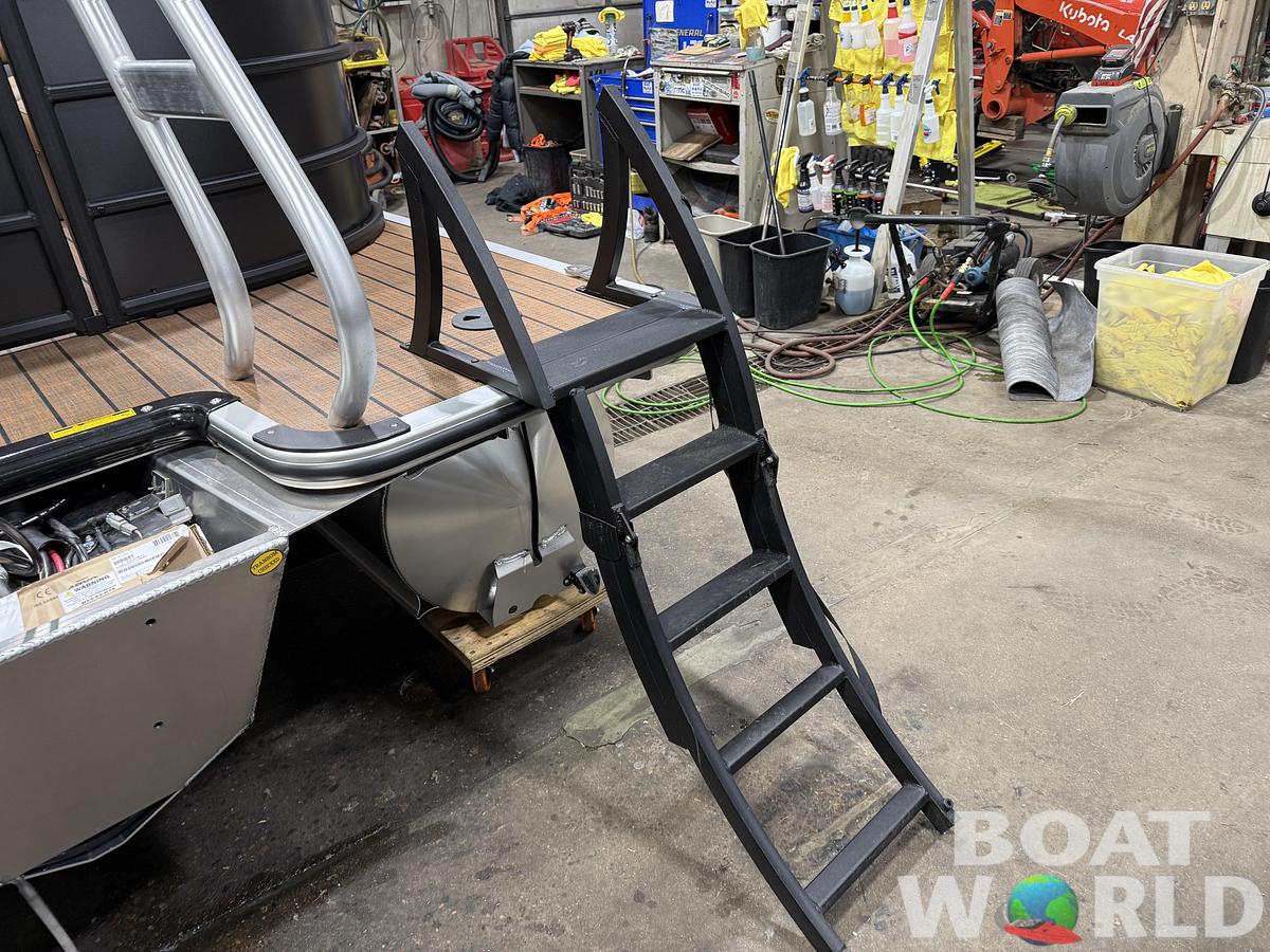 2026 Bentley Pontoons Legacy 223 Navigator DL Quad Lounge Tritoon 