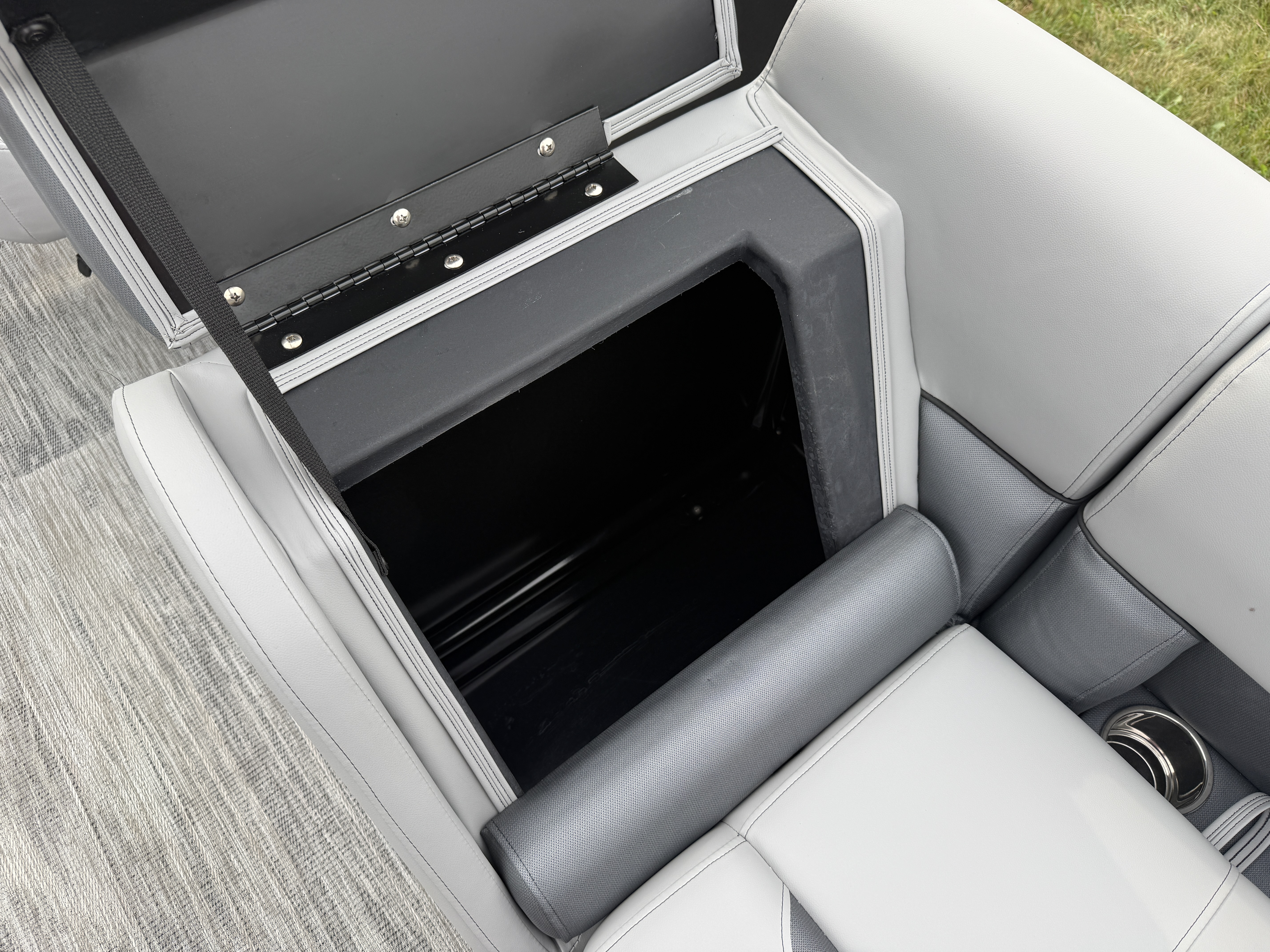 2025 Bentley Pontoons Legacy 200 Swingback