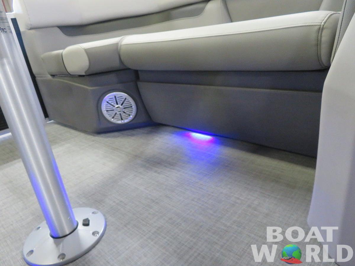 2025 Princecraft Vectra 21 RL Dinette Swingback Pontoon & Mercury 4-Stroke EFI