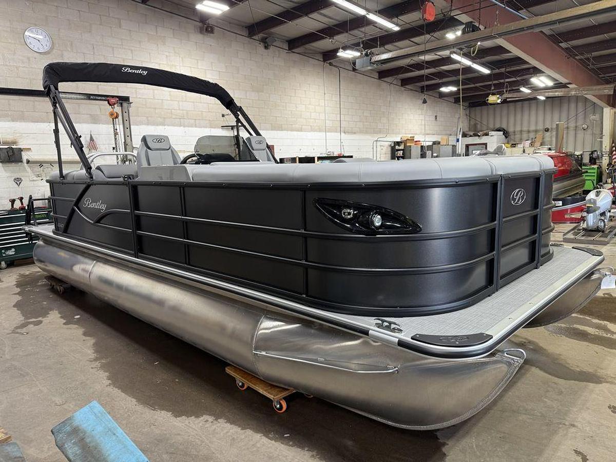 2025 Bentley Pontoons Legacy 220 Navigator Quad Lounge & Honda 4-Stroke EFI