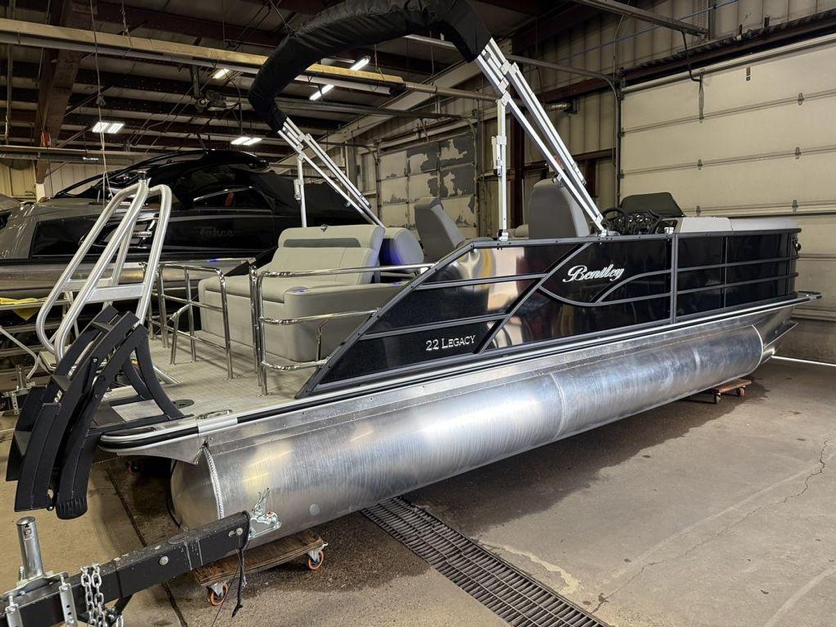 2026 Bentley Pontoons Legacy 220 Swingback & Honda 4-Stroke EFI