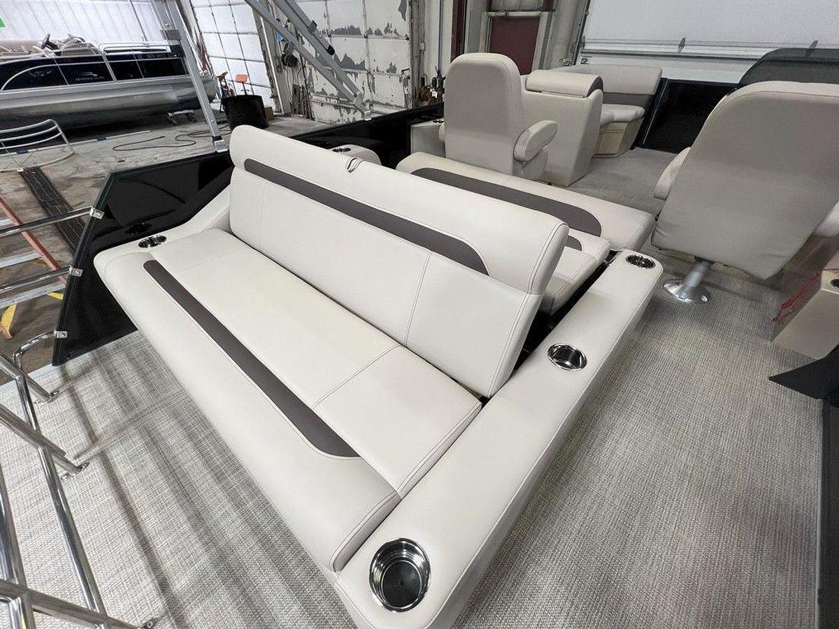 2025 Bentley Pontoons Legacy 200 Swingback & Honda 4-Stroke EFI