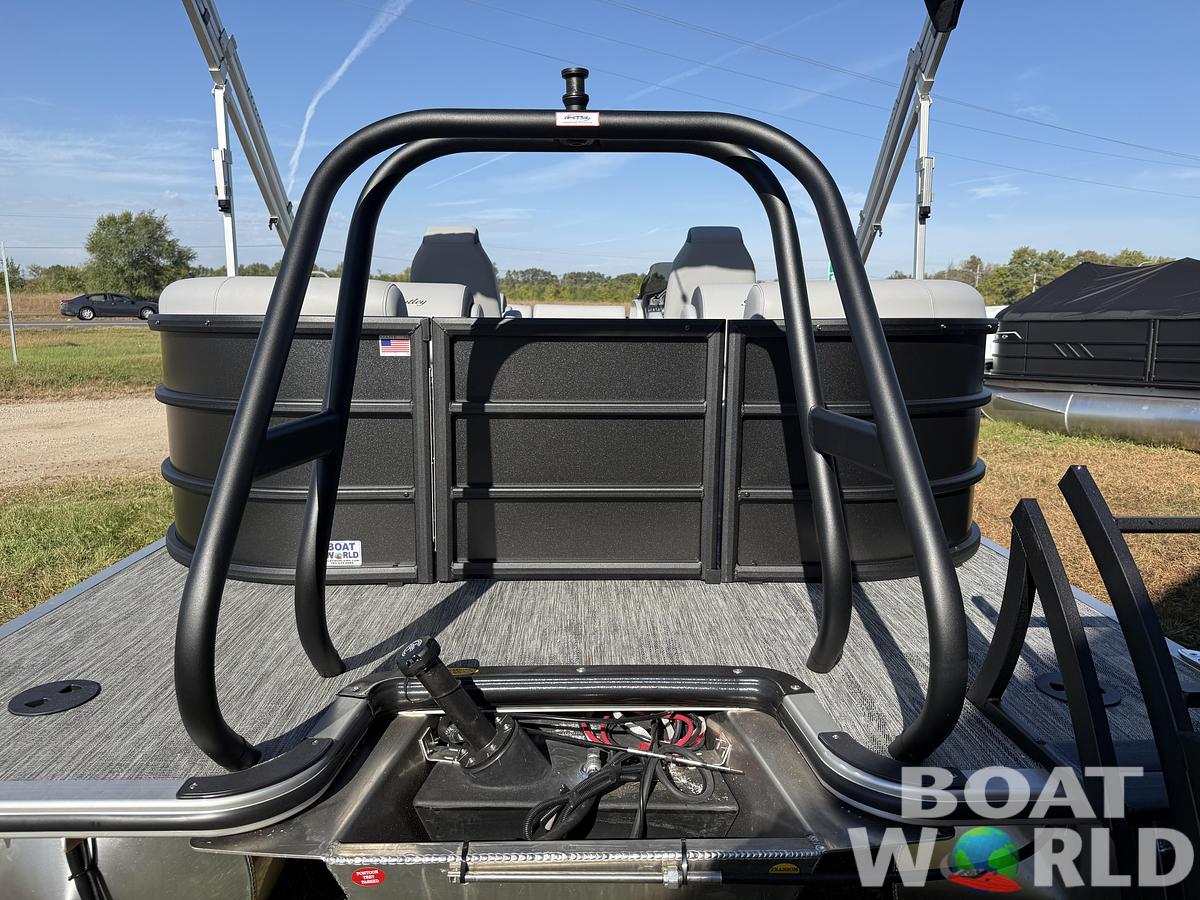 2026 Bentley Pontoons Legacy 220 Navigator Quad Lounge 