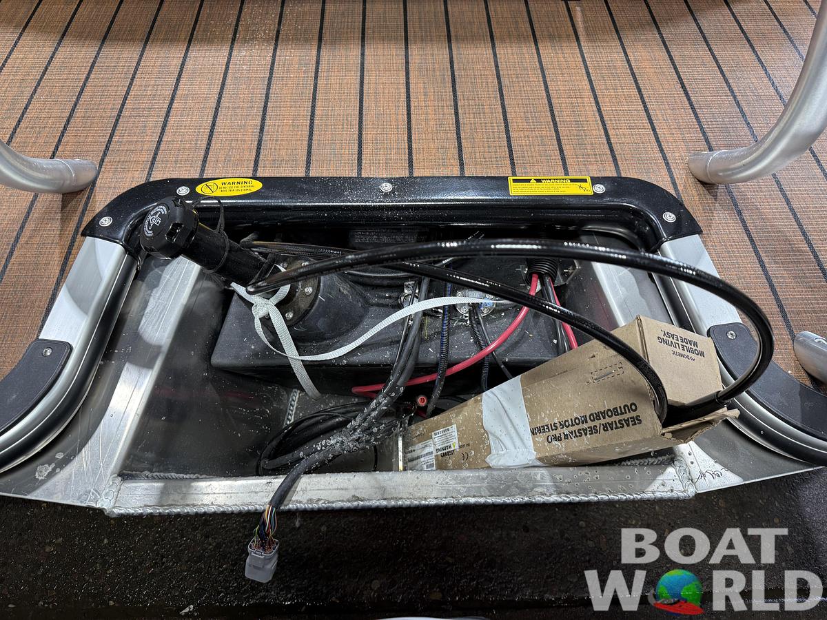 2026 Bentley Legacy 223 Navigator Quad Lounge Tritoon