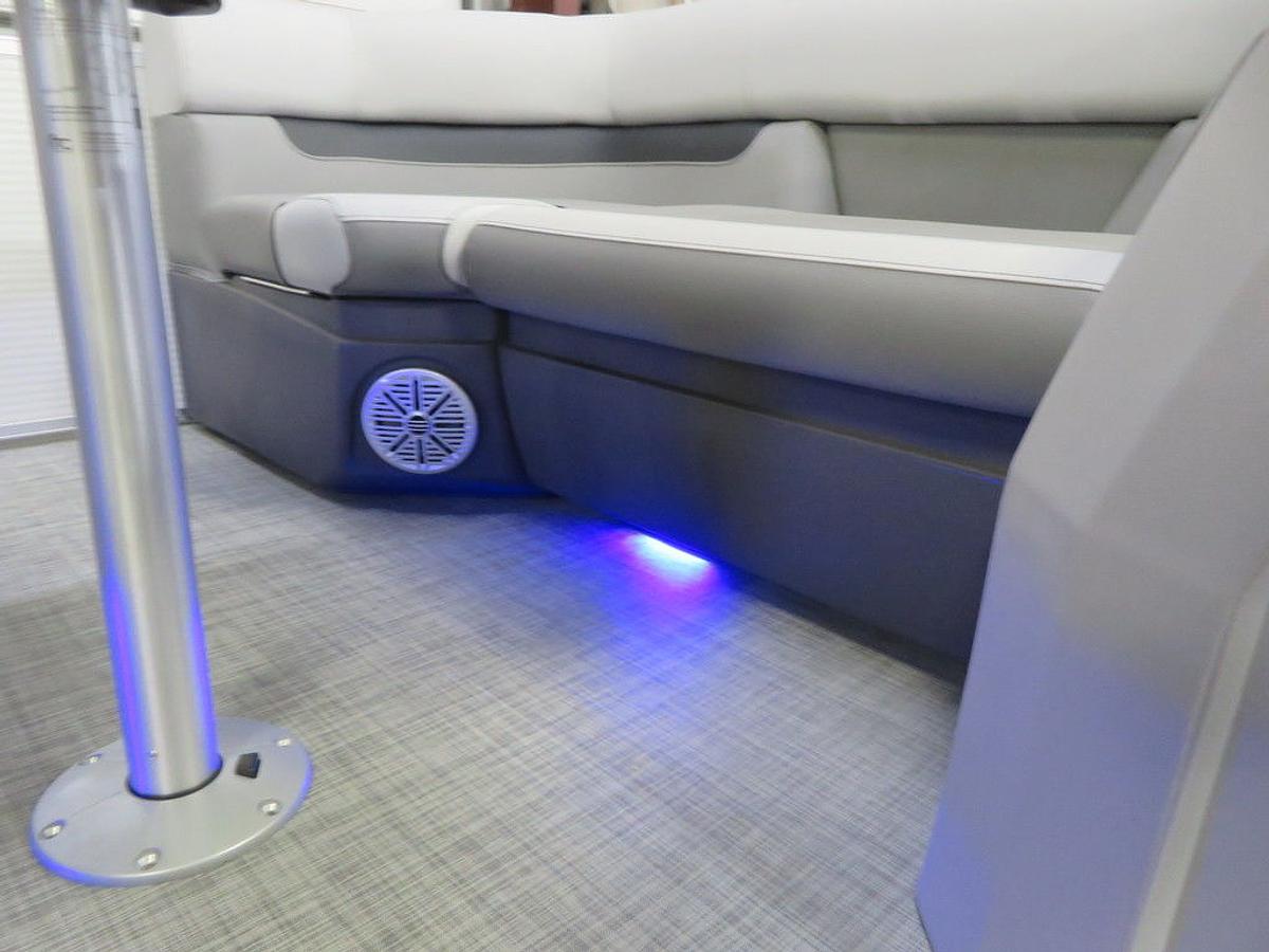 2025 Princecraft Vectra 21 RL Dinette Swingback Pontoon & Mercury 4-Stroke EFI