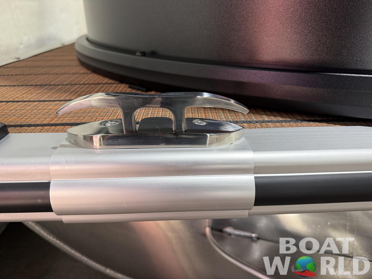 2026 Bentley Pontoons Legacy 223 Swingback Tritoon 