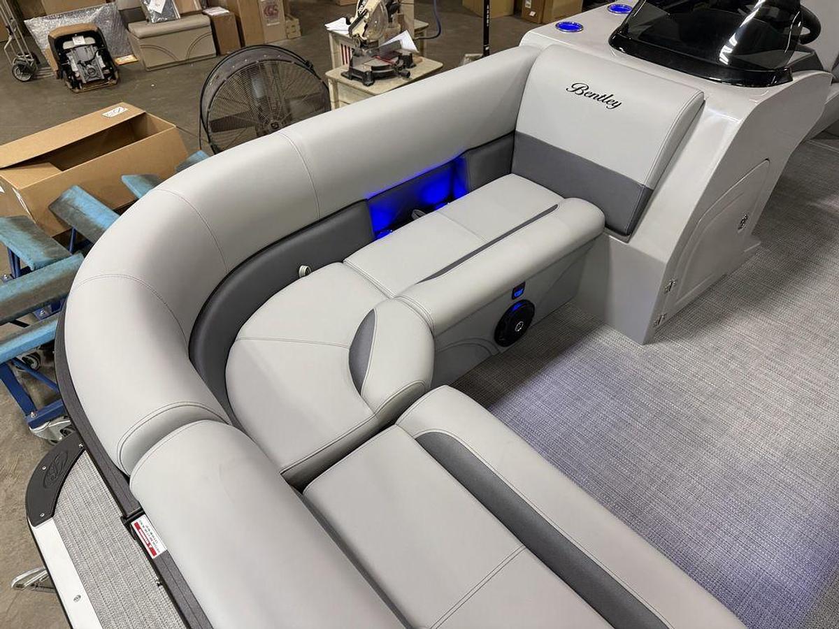 2025 Bentley Pontoons Legacy 220 Navigator Quad Lounge & Honda 4-Stroke EFI