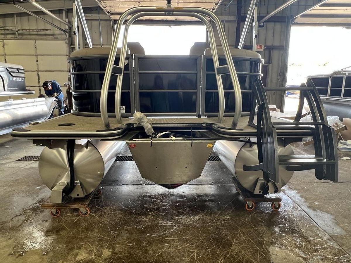 2024 Bentley Pontoons Legacy 200 Navigator Quad Lounge & Honda 4-Stroke EFI