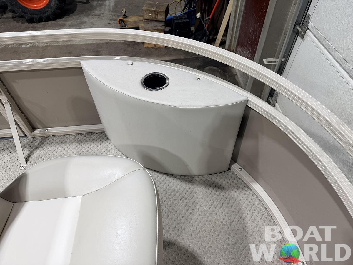 Used 2008 Sylvan Mirage 8520 Party Fish