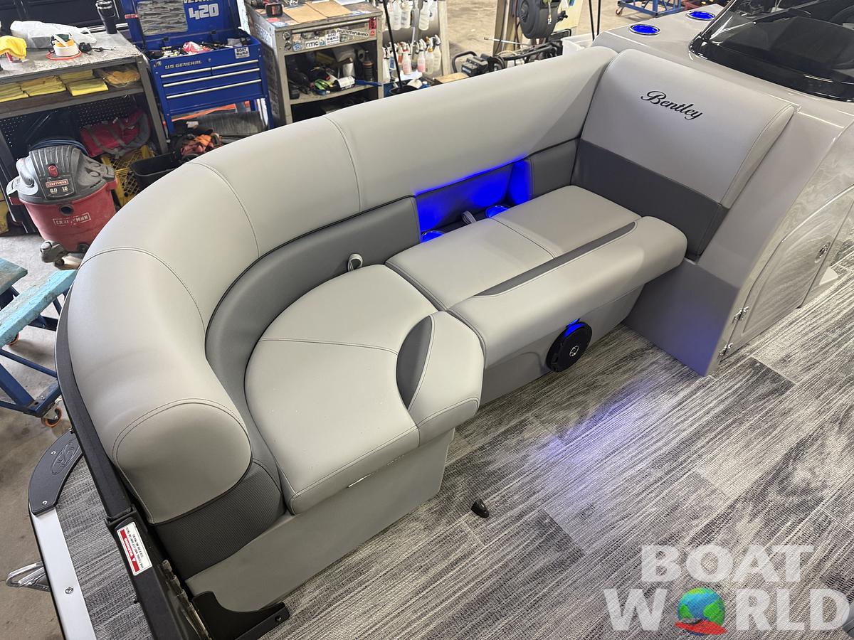 2026 Bentley Pontoons Legacy 220 Navigator DL Quad Lounge