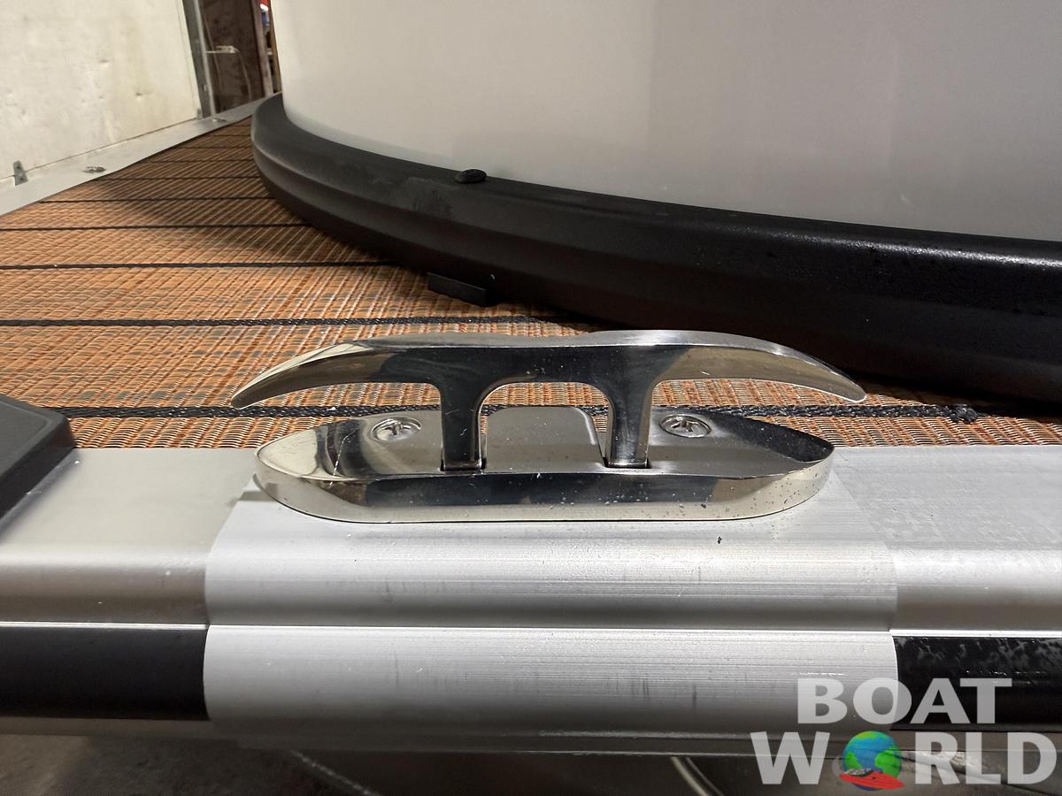 2026 Bentley Pontoons Legacy 223 Swingback Tritoon 