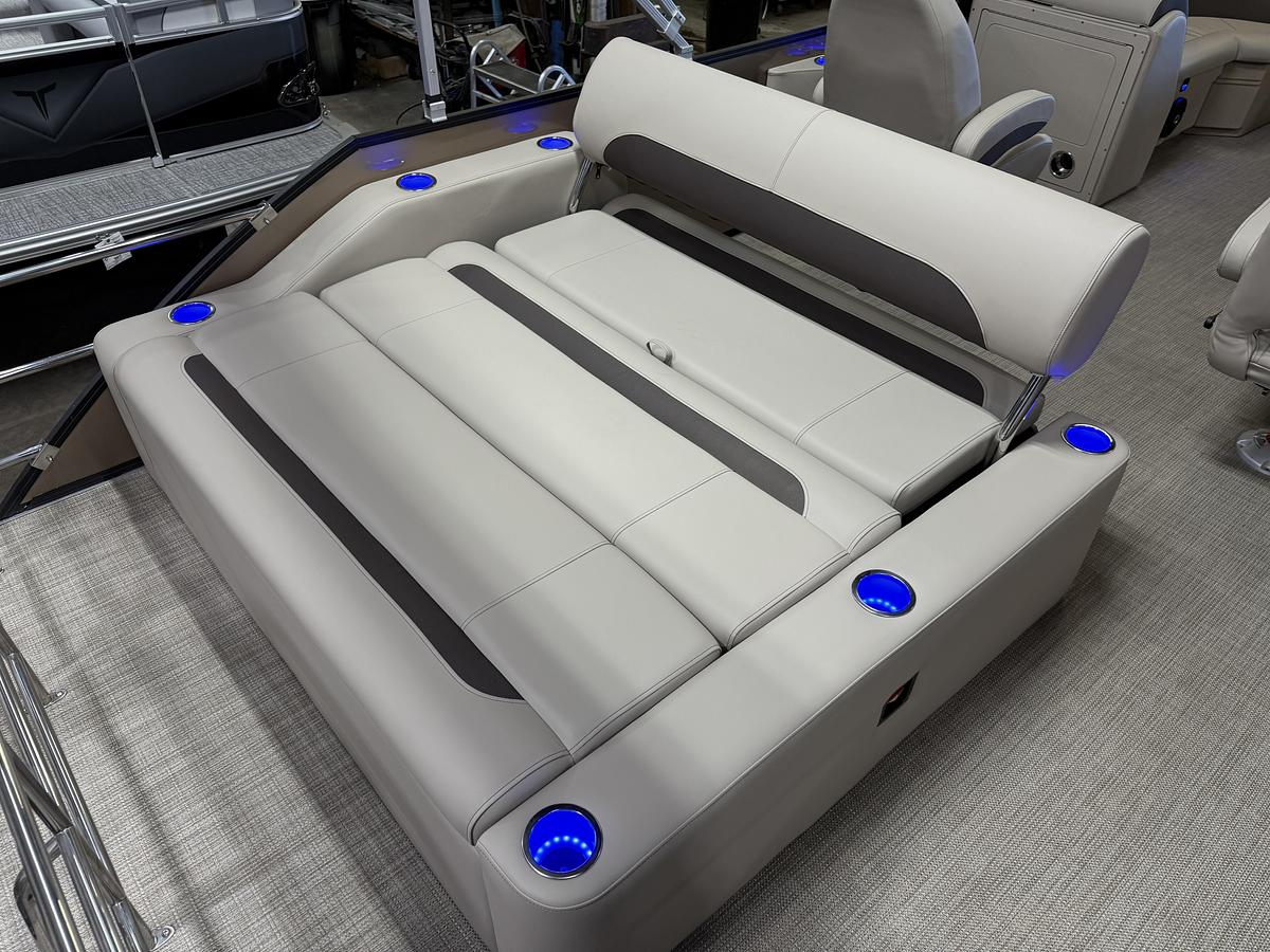 2025 Bentley Pontoons Legacy 223 Swingback Tritoon & Honda 4-Stroke EFI
