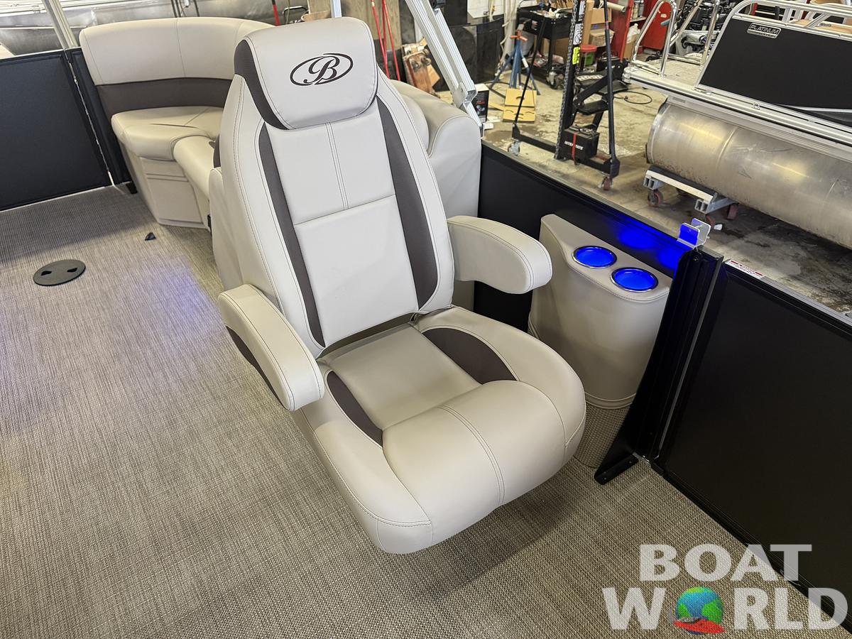 2025 Bentley Pontoons Legacy 220 Navigator Quad Lounge & Honda 4-Stroke EFI