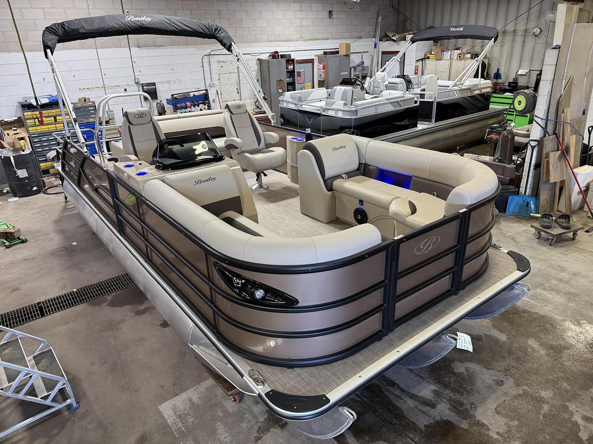 2025 Bentley Pontoons Legacy 223 Swingback Tritoon & Honda 4-Stroke EFI