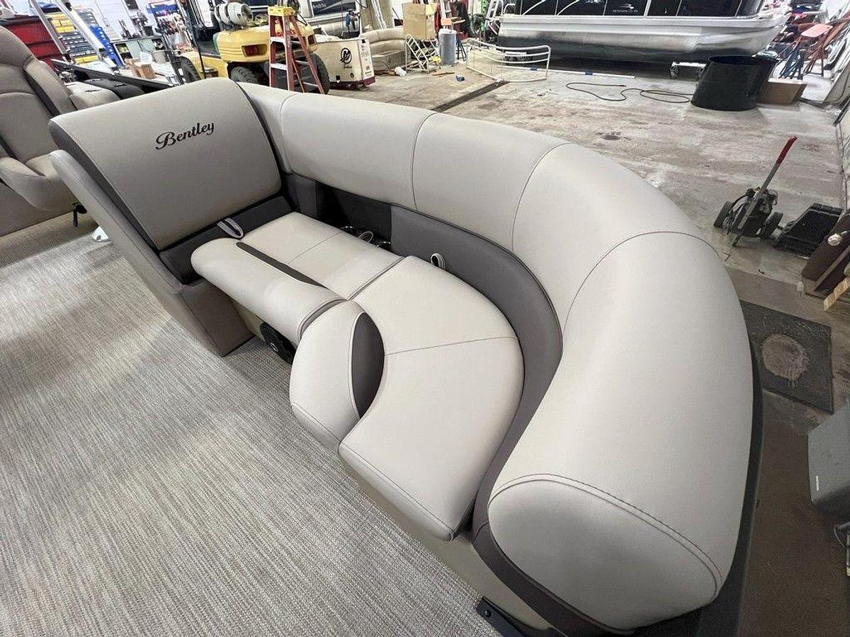 2025 Bentley Pontoons Legacy 200 Swingback & Honda 4-Stroke EFI