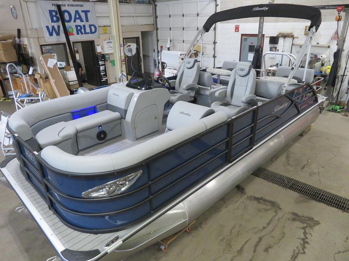 2025 Bentley Pontoons Legacy 223 QSB Swingback Tritoon & Honda 4-Stroke EFI