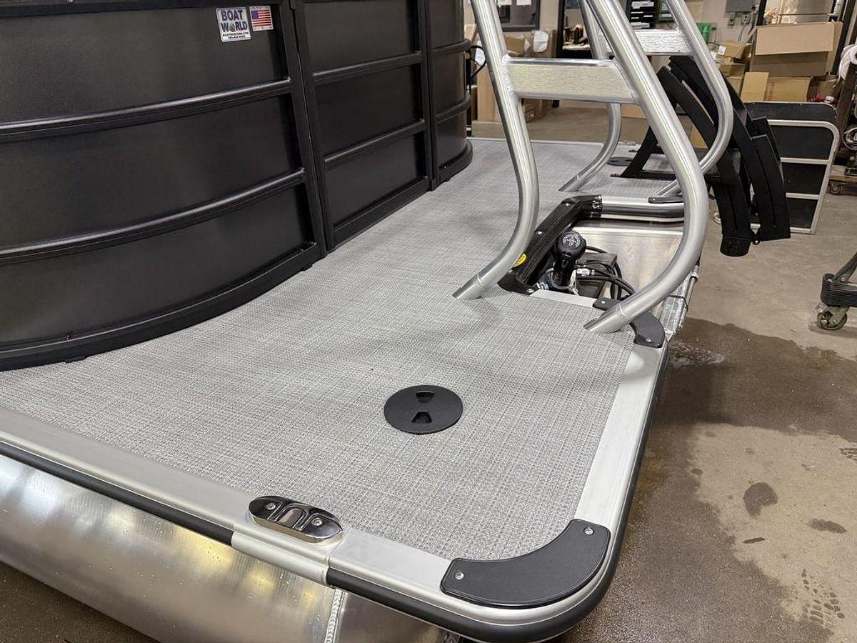 2025 Bentley Pontoons Legacy 220 Navigator Quad Lounge & Honda 4-Stroke EFI