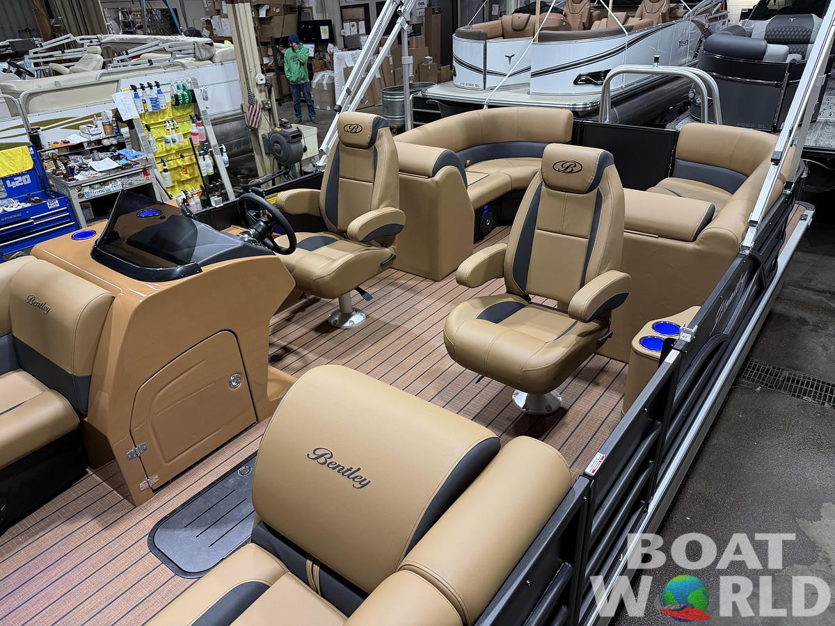 2026 Bentley Legacy 300HP Navigator Quad Lounge Tritoon $67995