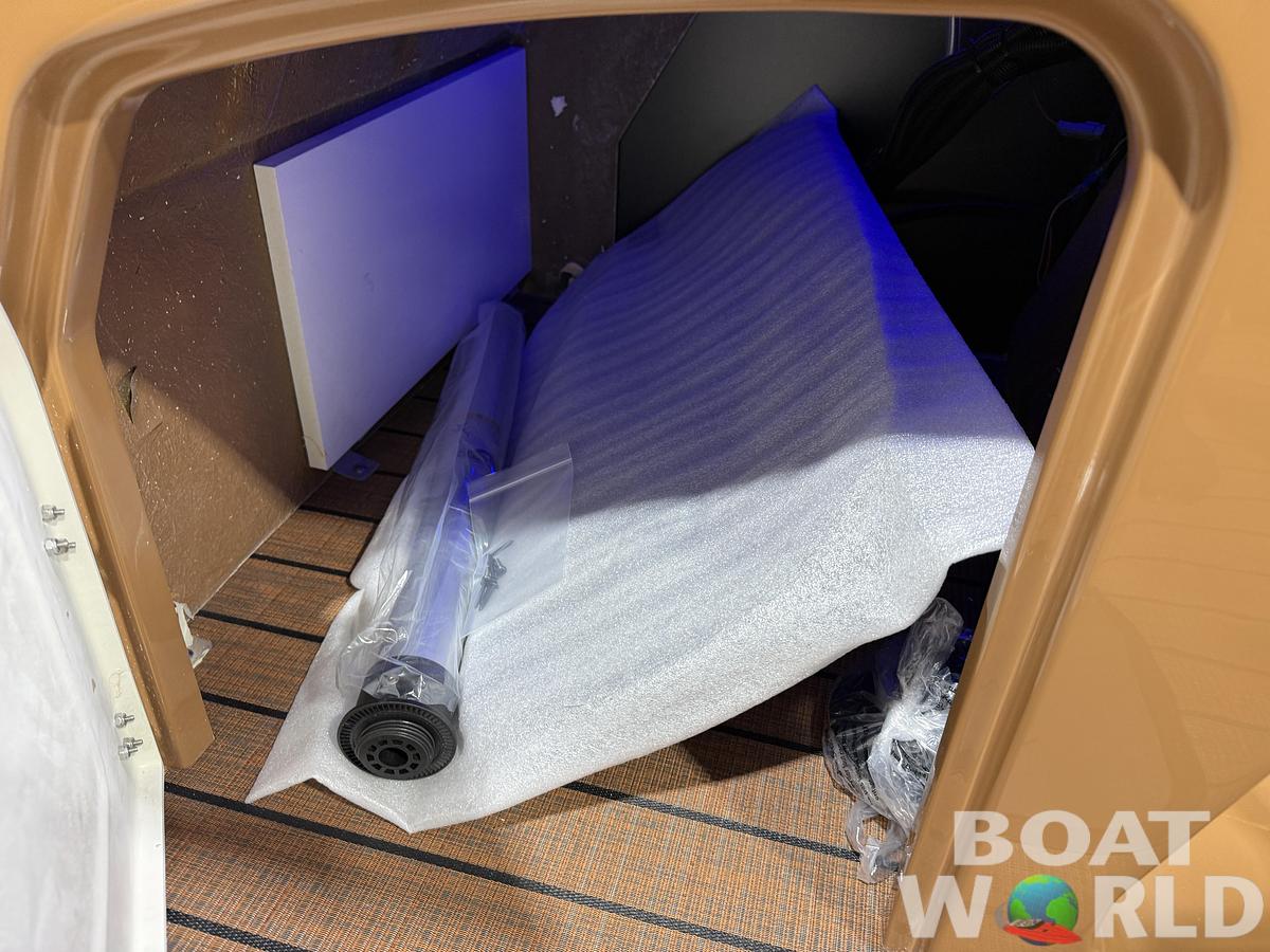 2026 Bentley Legacy 300HP Navigator Quad Lounge Tritoon $67995