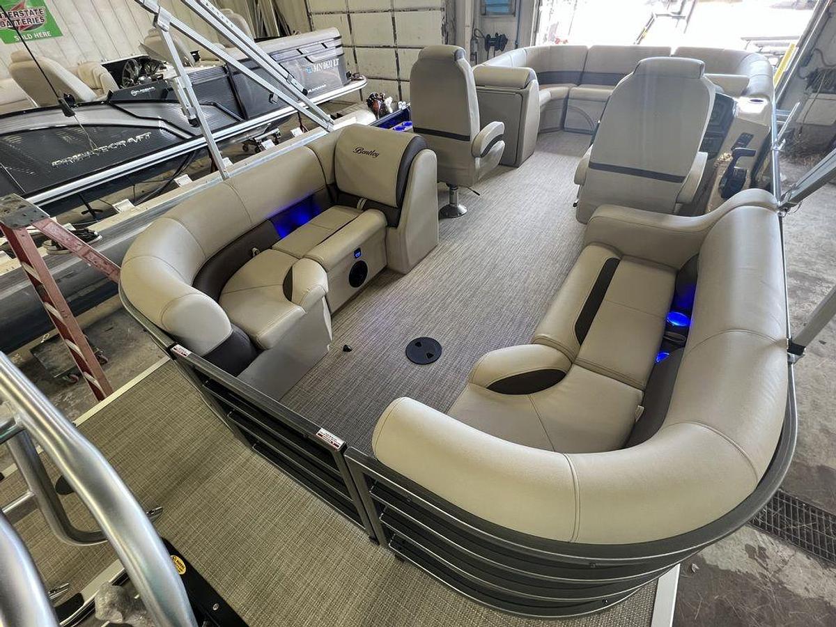 2024 Bentley Pontoons Legacy 200 Navigator Quad Lounge & Honda 4-Stroke EFI