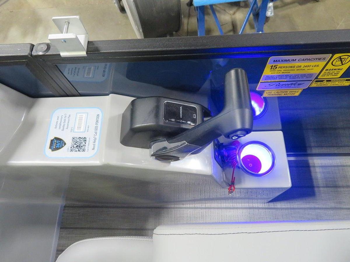 2025 Bentley Pontoons Legacy 223 QSB Swingback Tritoon & Honda 4-Stroke EFI