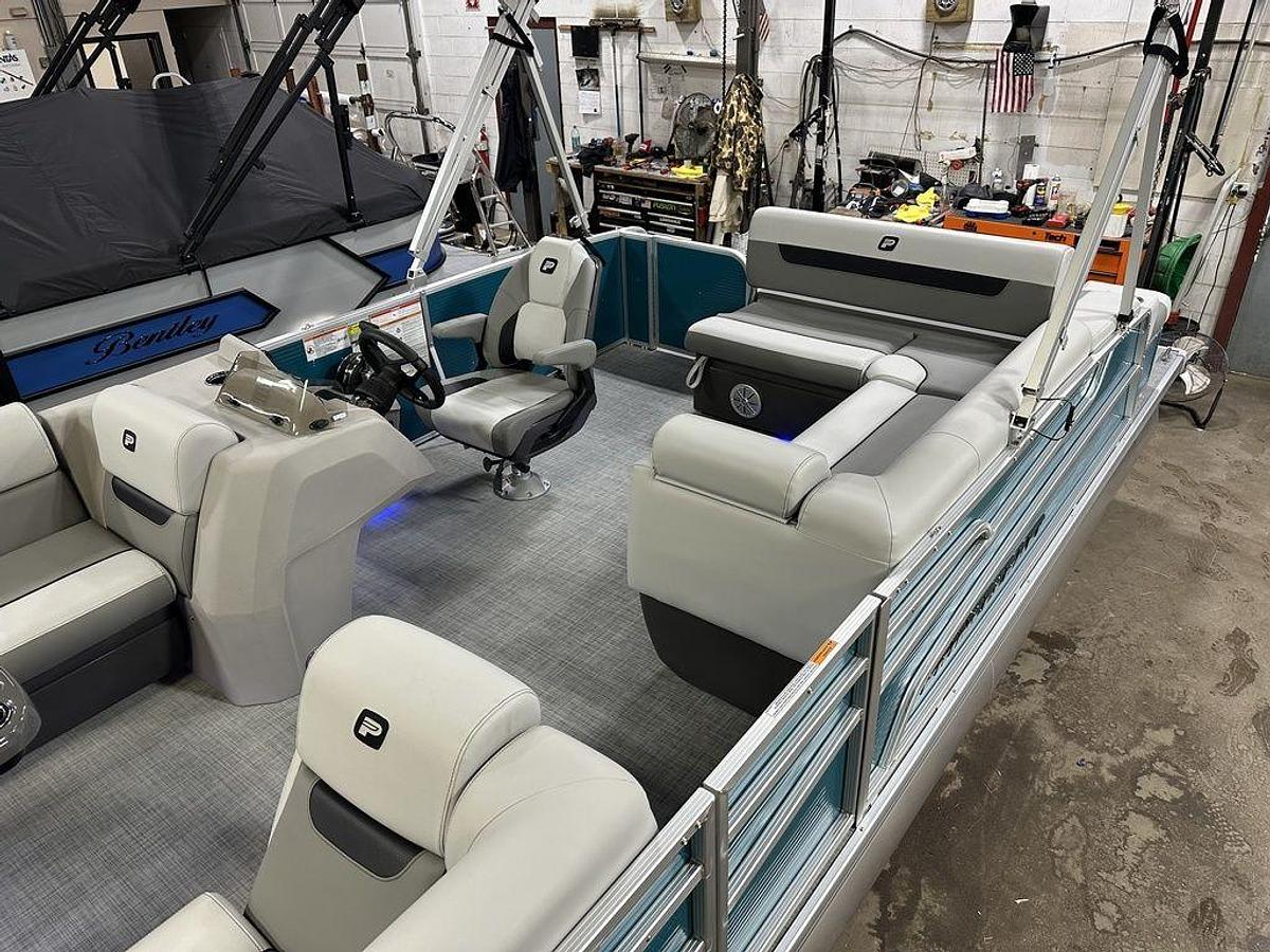 2025 Princecraft Vectra 23 RL Swingback Lounge Pontoon & Mercury 4-Stroke EFI