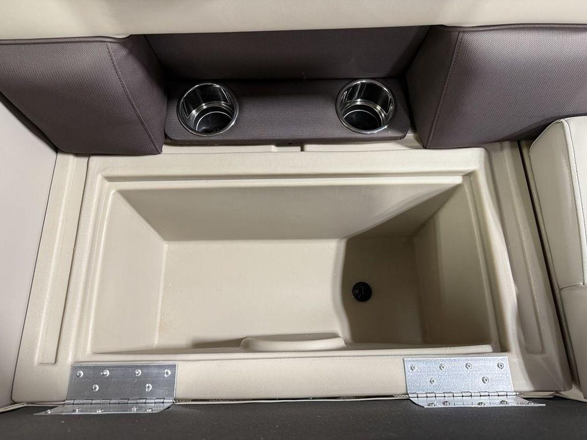 2025 Bentley Pontoons Legacy 200 Navigator Quad Lounge & Honda 4-Stroke EFI