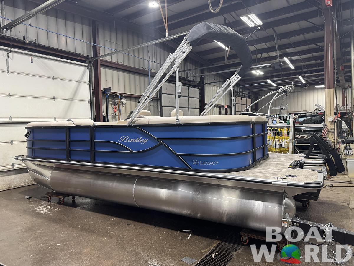 2026 Bentley Pontoons Legacy 220 Navigator Quad Lounge