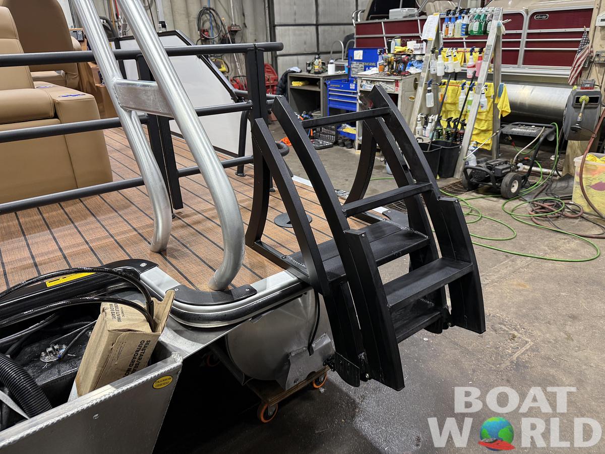 2026 Bentley Pontoons Legacy 223 Swingback Tritoon 