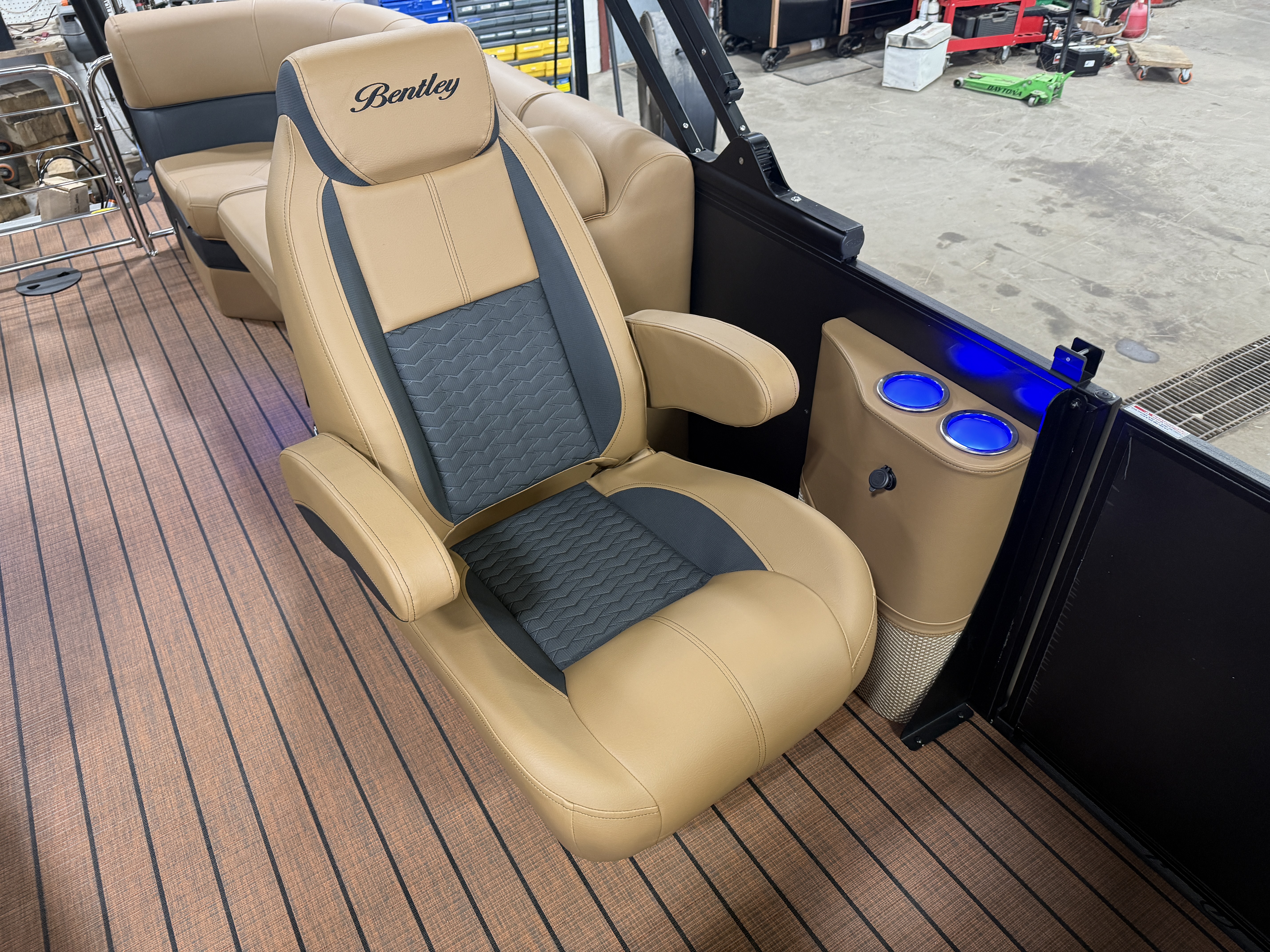 2026 Bentley Pontoons Elite 223 Admiral Quad Lounge Tritoon