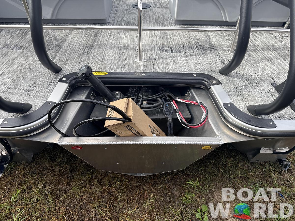 2026 Bentley Pontoons Legacy 223 QSB Swingback Tritoon 