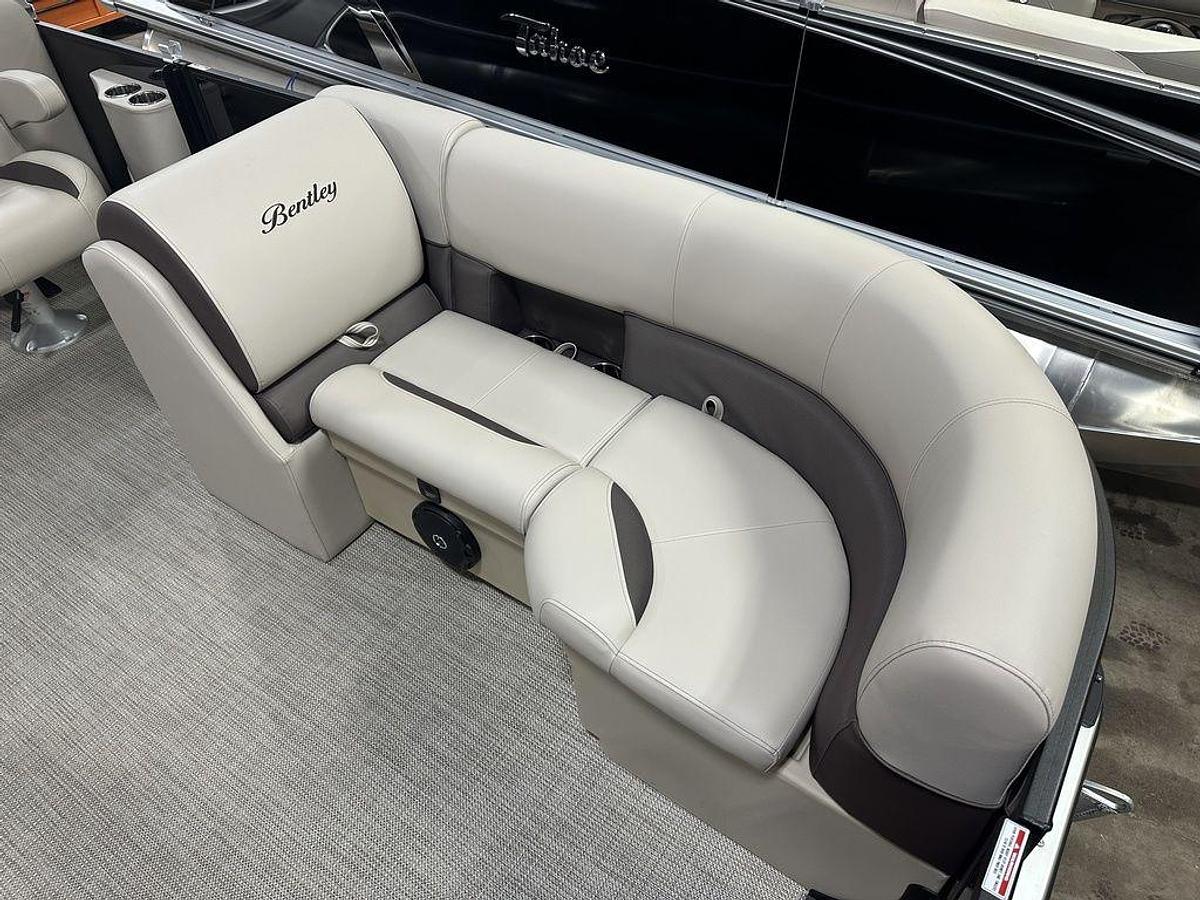 2025 Bentley Pontoons Legacy 200 Navigator Quad Lounge & Honda 4-Stroke EFI