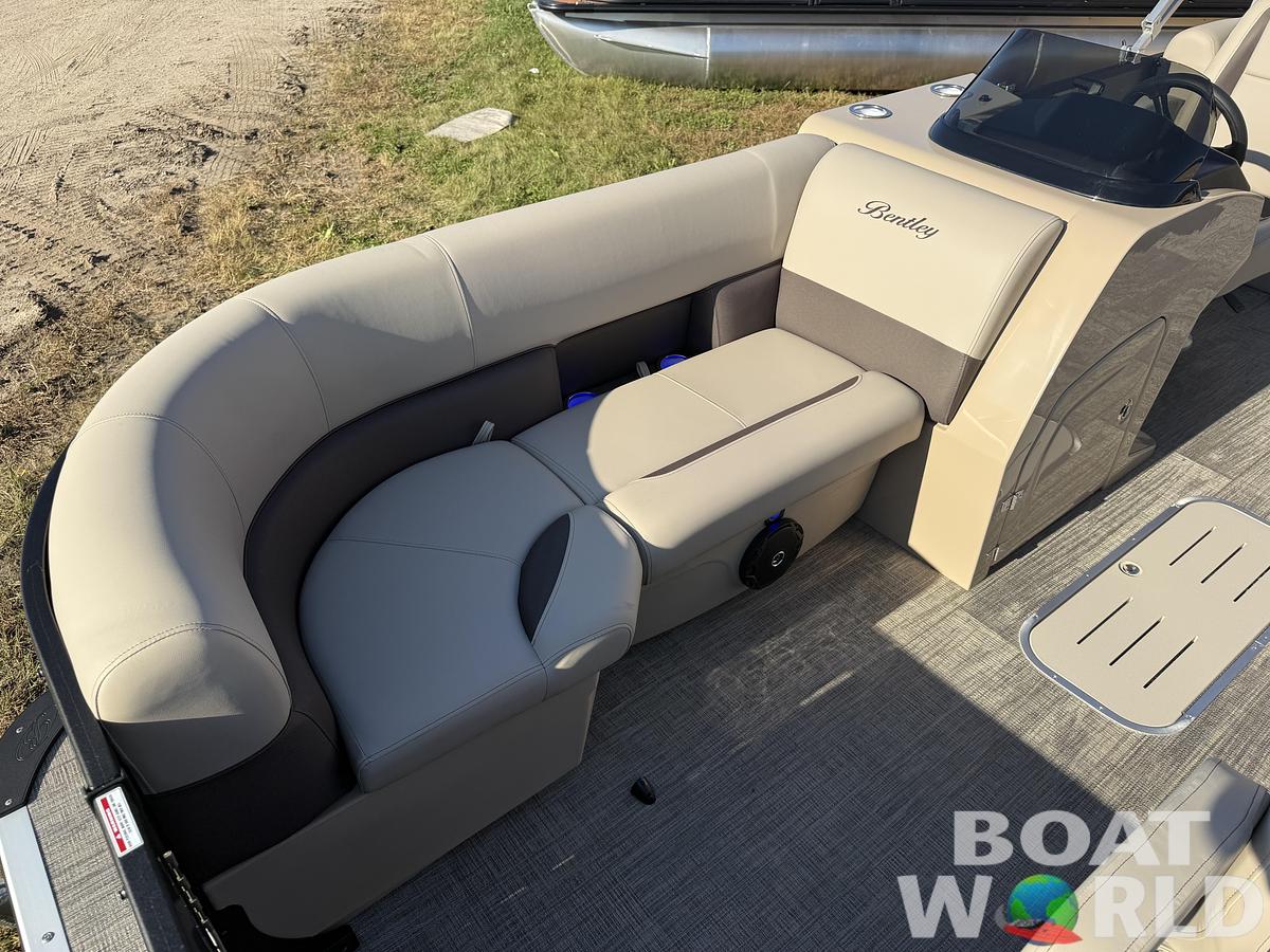 2026 Bentley Pontoons Legacy 223 Navigator DL Quad Lounge Tritoon & Honda 4-Stroke EFI