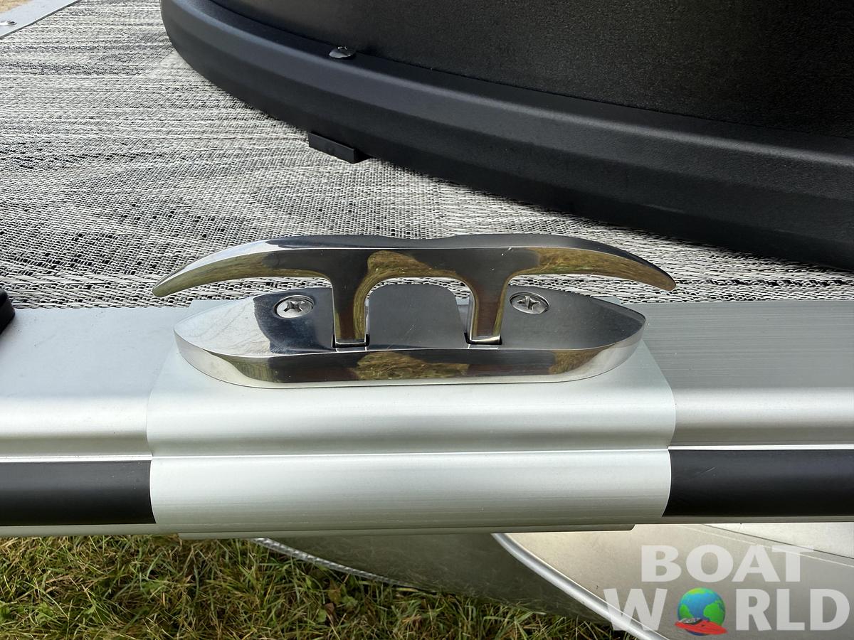 2026 Bentley Pontoons Legacy 223 QSB Swingback Tritoon 