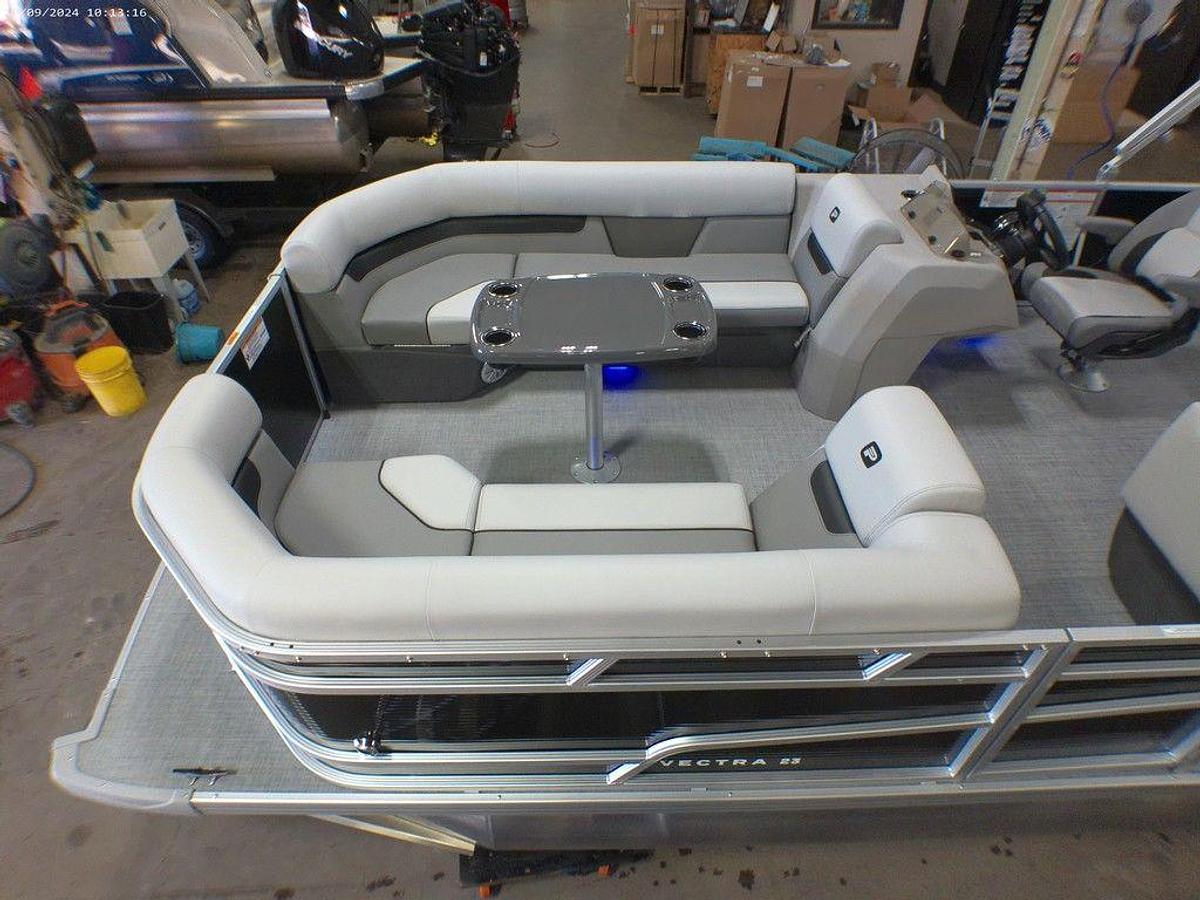 2025 Princecraft Vectra 23 RL Swingback Lounge Pontoon & Mercury 4-Stroke EFI