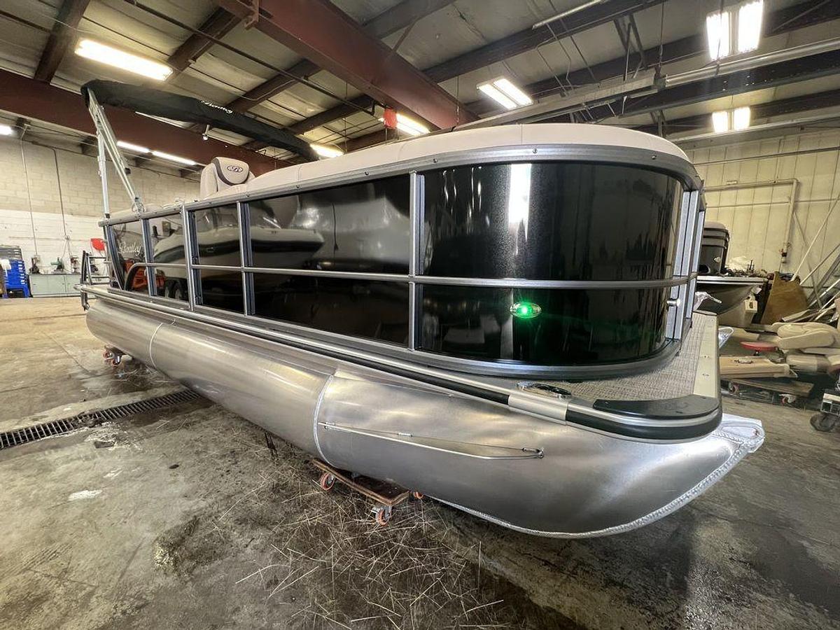 2024 Bentley Pontoons Legacy 200 Navigator Quad Lounge & Honda 4-Stroke EFI