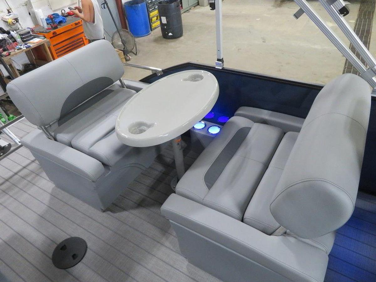 2025 Bentley Pontoons Legacy 223 QSB Swingback Tritoon & Honda 4-Stroke EFI