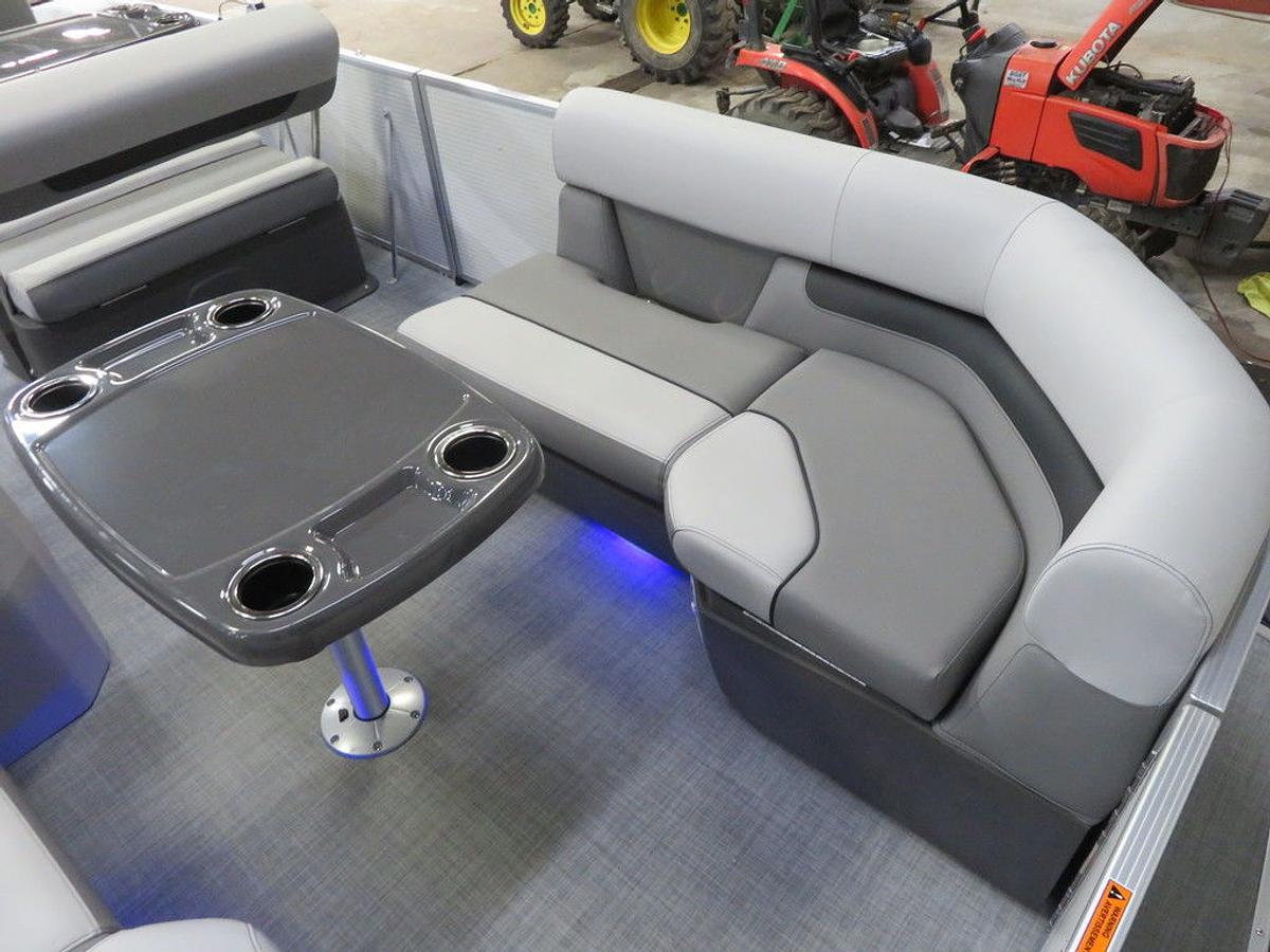 2025 Princecraft Vectra 21 RL Dinette Swingback Pontoon & Mercury 4-Stroke EFI