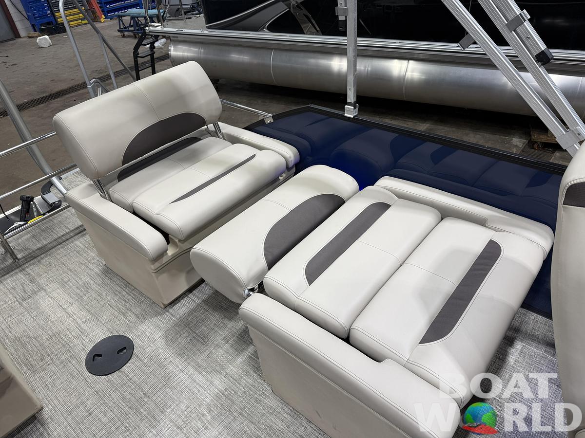 2026 Bentley Pontoons Legacy 220 QSB Swingback 
