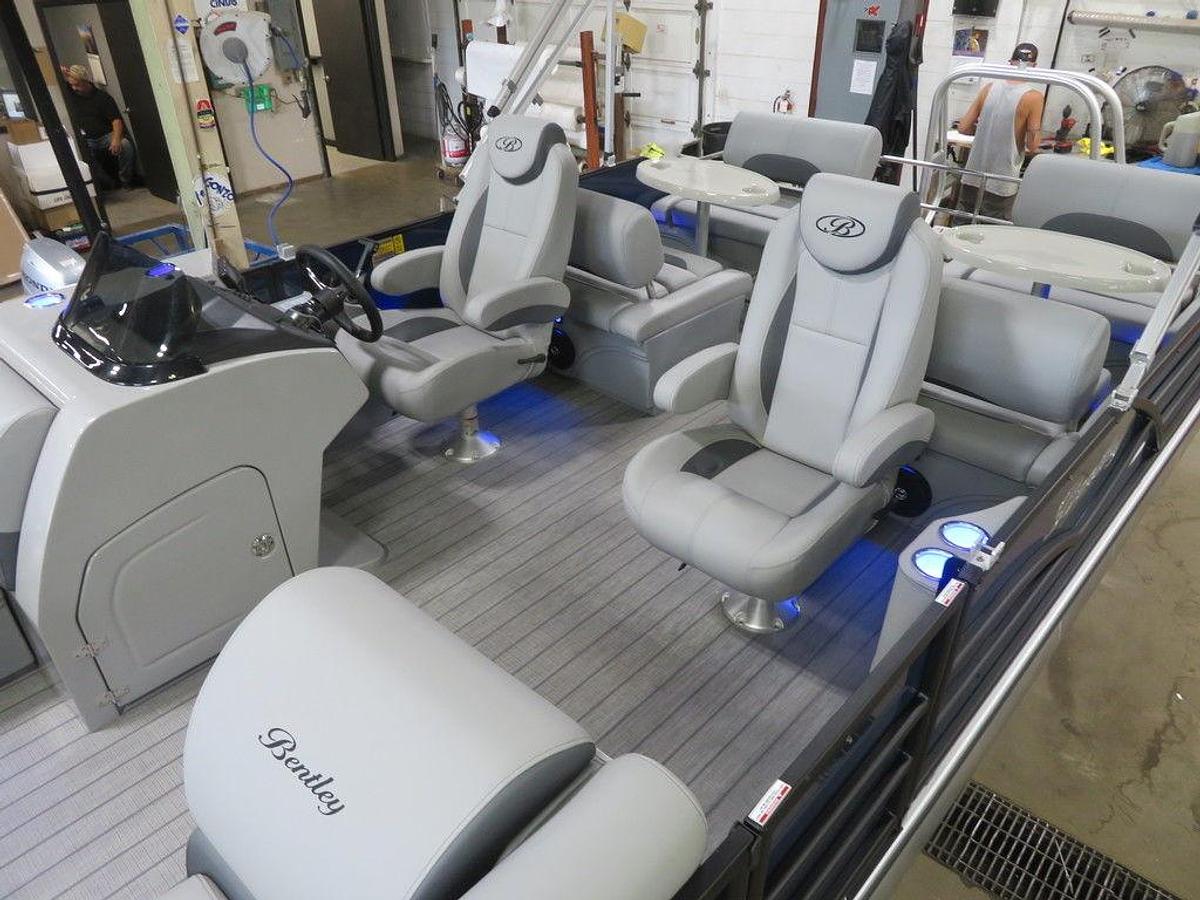 2025 Bentley Pontoons Legacy 223 QSB Swingback Tritoon & Honda 4-Stroke EFI