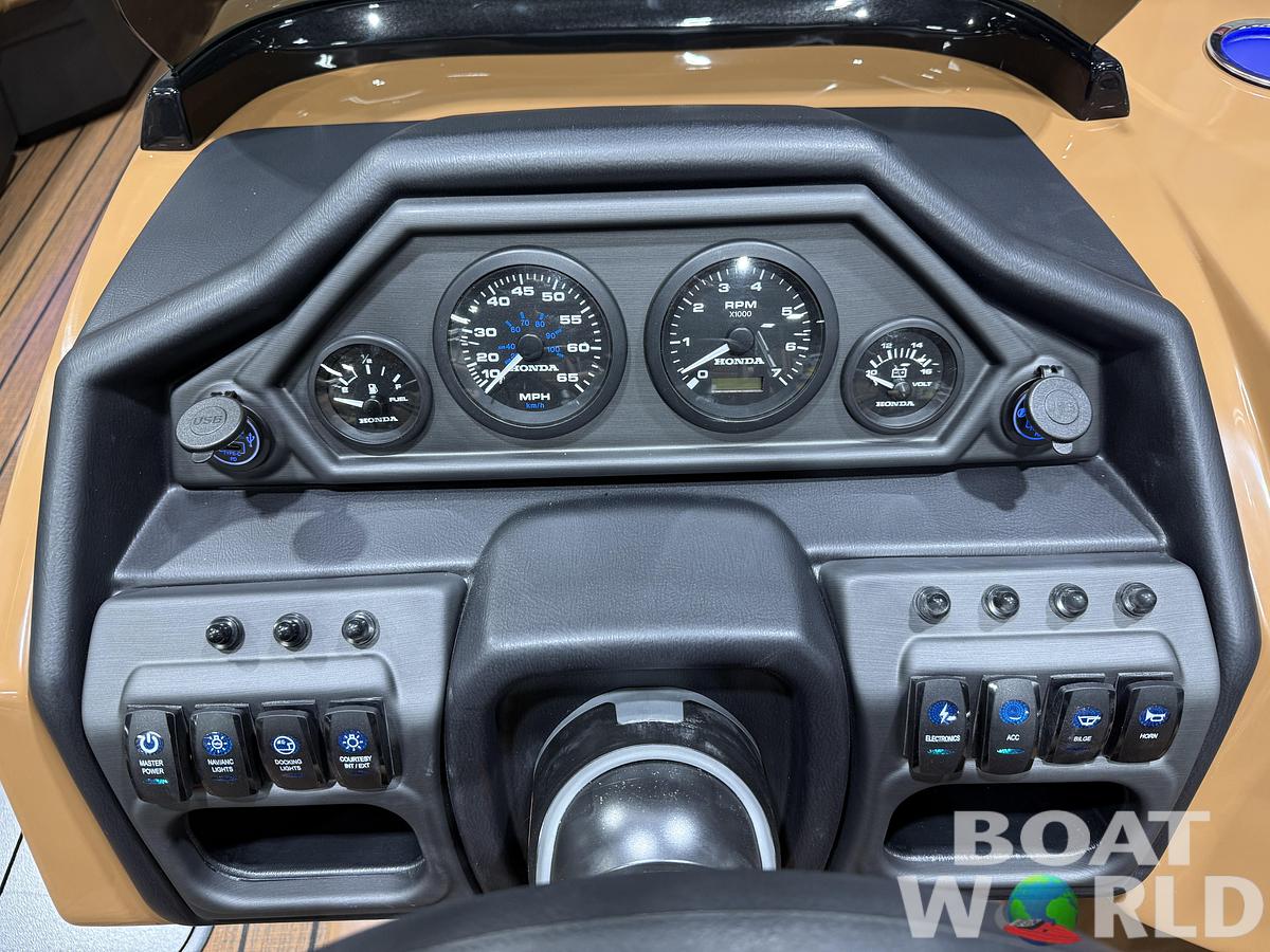 2026 Bentley Pontoons Legacy 223 QSB Swingback Tritoon 