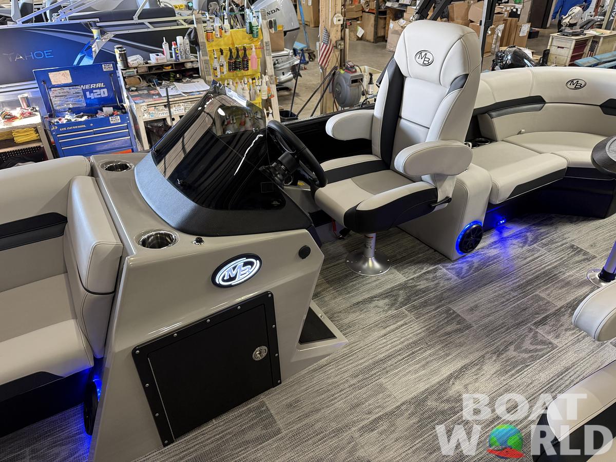 2026 Montego Bay 8522 DL Quad Lounge Tritoon