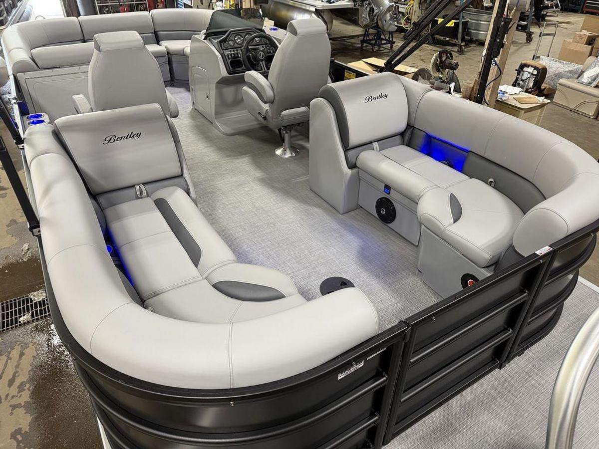 2025 Bentley Pontoons Legacy 220 Navigator Quad Lounge & Honda 4-Stroke EFI
