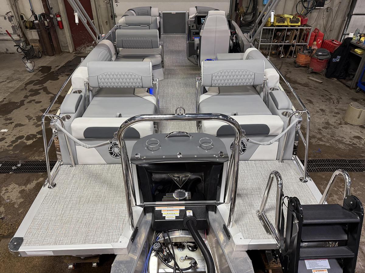 2025 Tahoe Pontoons Cascade 2385 Quad Lounge Shift Tritoon & 225HP 4-Stroke