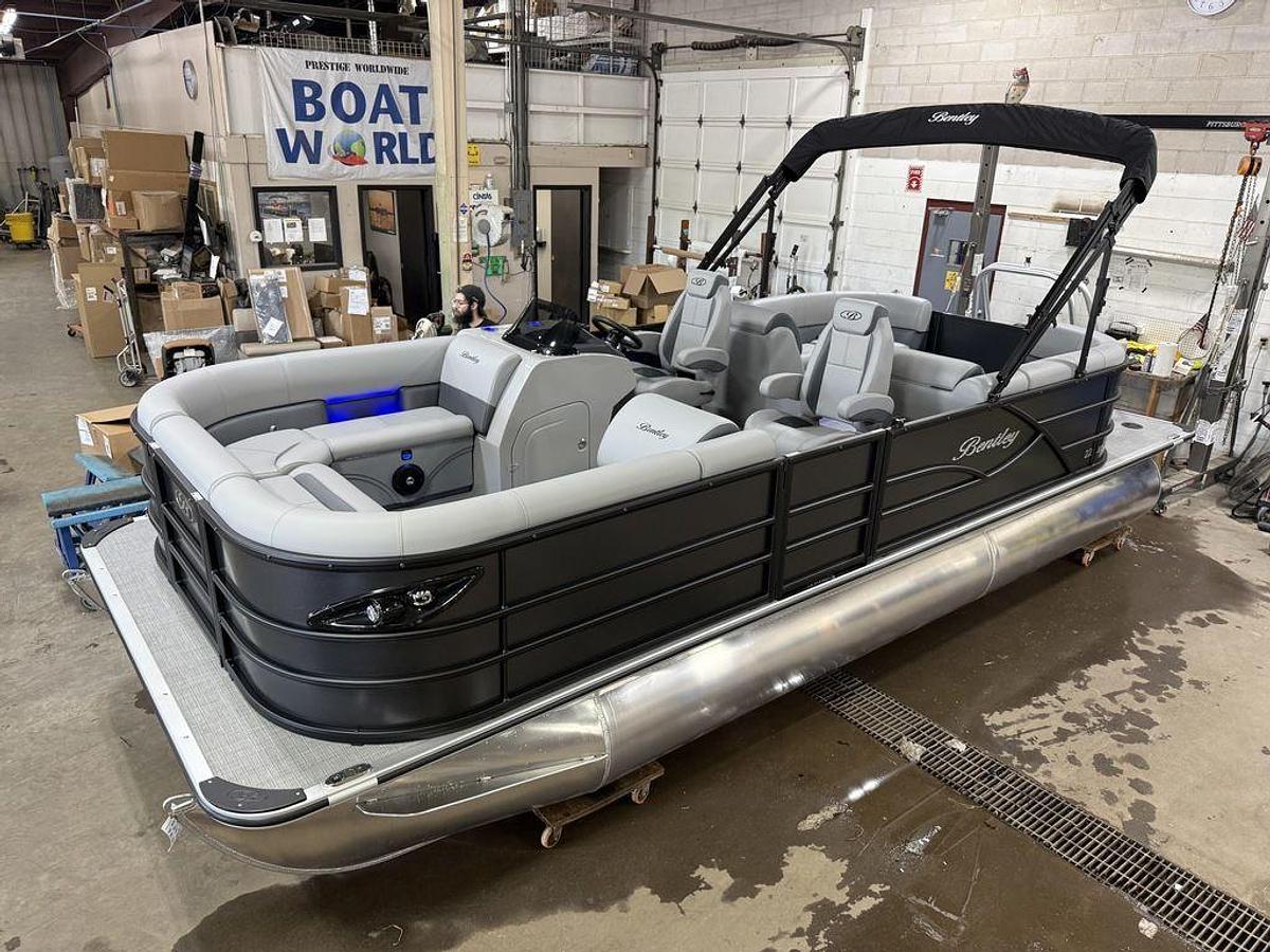 2025 Bentley Pontoons Legacy 220 Navigator Quad Lounge & Honda 4-Stroke EFI