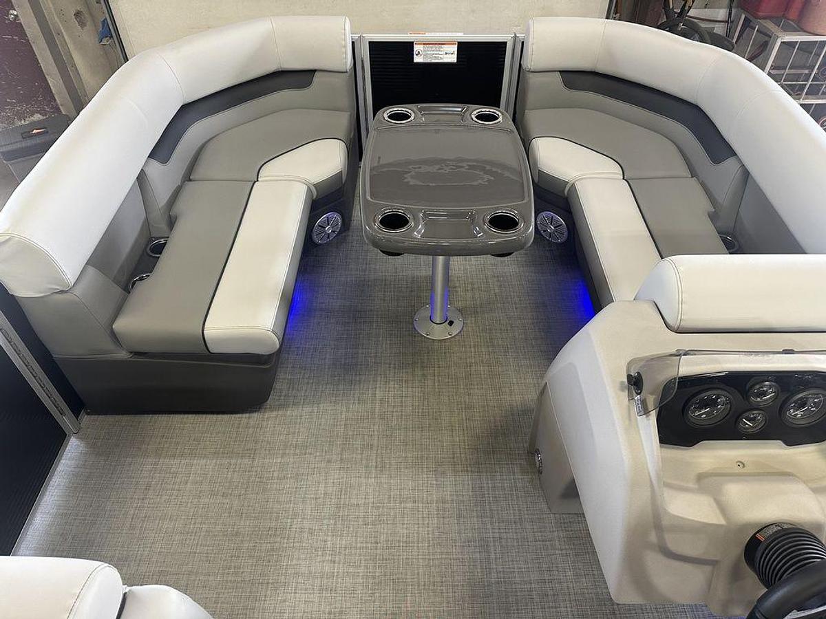 2025 Princecraft Vectra 21 RL Swingback Lounge Pontoon & Mercury 4-Stroke EFI