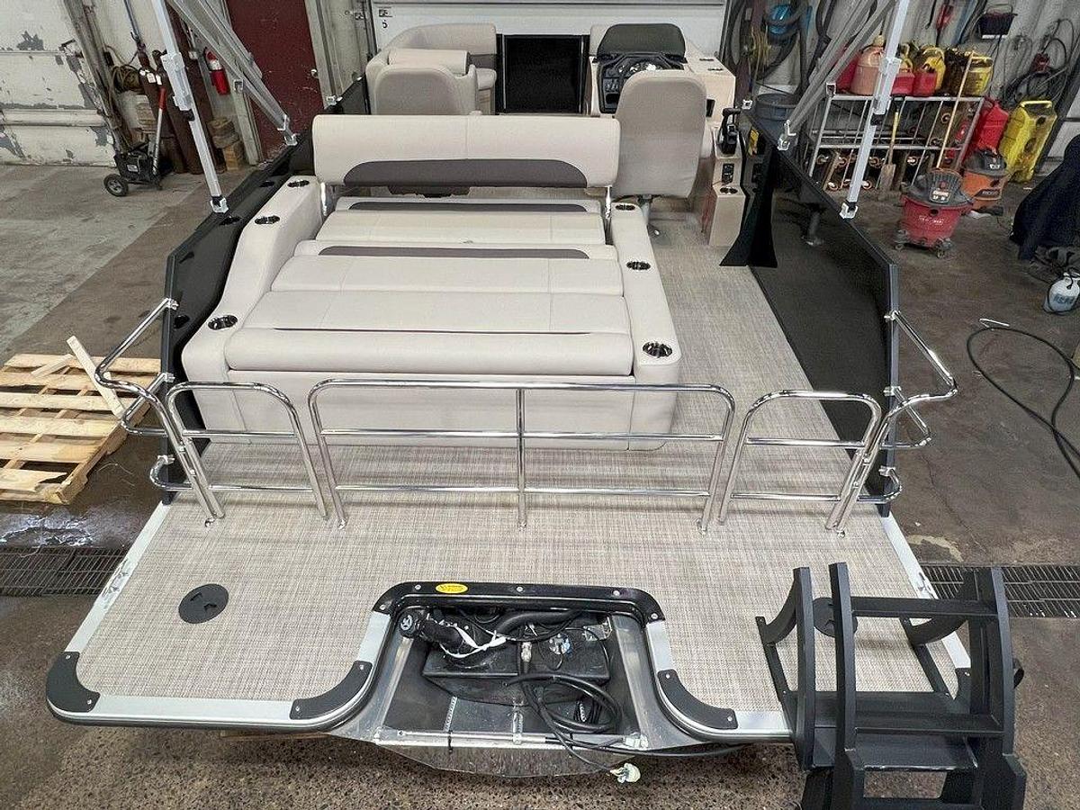 2025 Bentley Pontoons Legacy 200 Swingback & Honda 4-Stroke EFI