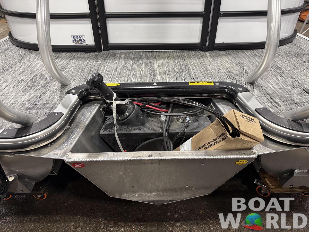 2026 Bentley Pontoons Legacy 223 Navigator Quad Lounge Tritoon