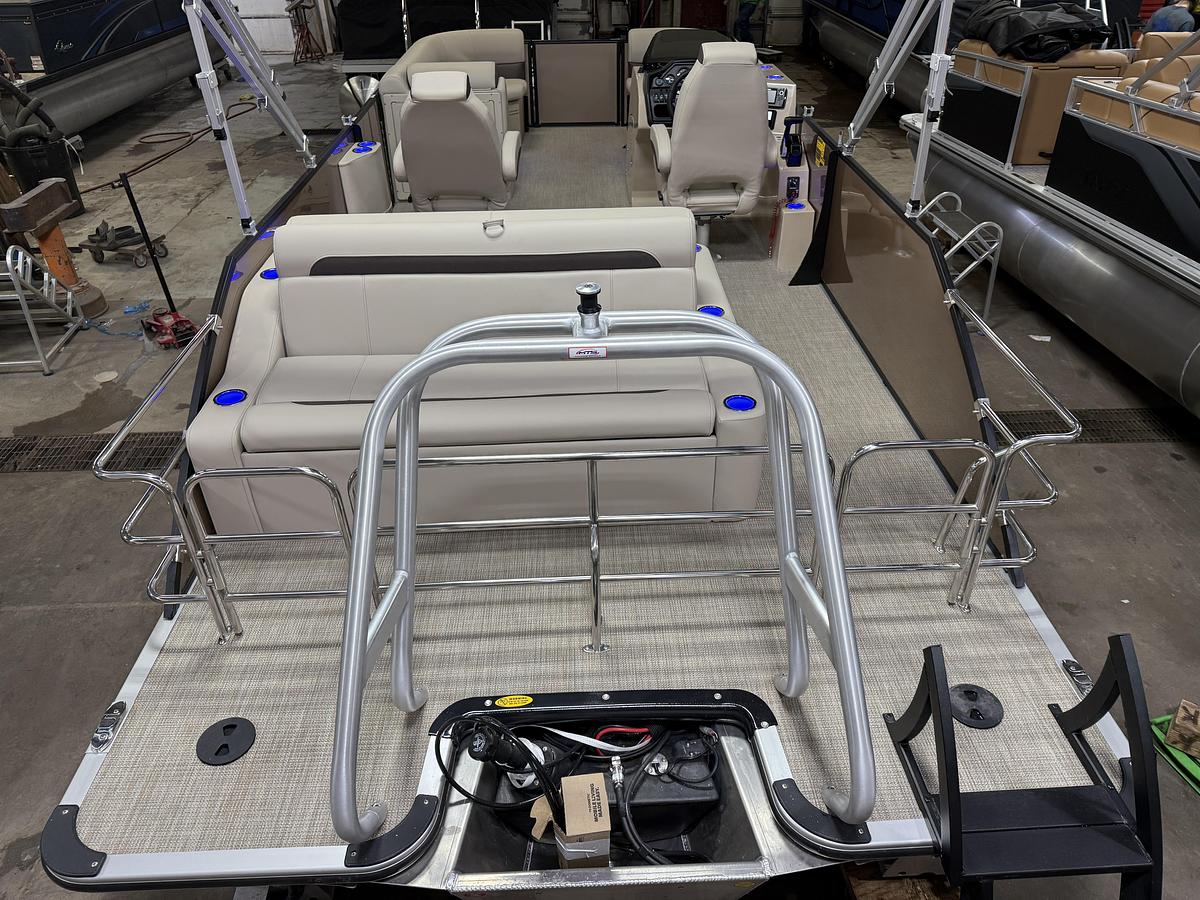 2025 Bentley Pontoons Legacy 223 Swingback Tritoon & Honda 4-Stroke EFI